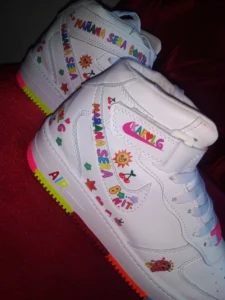 Haga clic para ver a pantalla completa BOTA KAROL G NIKE photo review
