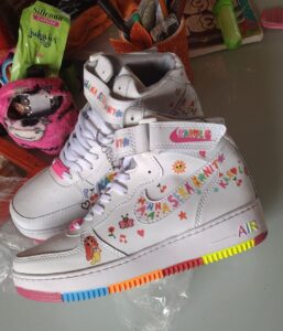 Haga clic para ver a pantalla completa BOTA KAROL G NIKE photo review