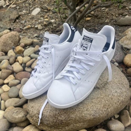 Haga clic para ver a pantalla completa Adidas Stan Smith perfectas para los que buscan estilo y comodidad. Con un ajuste impecable, una suela con agarre y un diseño versátil, las combinaciones de colores verde, negro y blanco se adaptan a cualquier ocasión. ¡Elige la elegancia atemporal con confianza en cada paso!