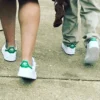 Adidas Stan Smith perfectas para los que buscan estilo y comodidad. Con un ajuste impecable, una suela con agarre y un diseño versátil, las combinaciones de colores verde, negro y blanco se adaptan a cualquier ocasión. ¡Elige la elegancia atemporal con confianza en cada paso!