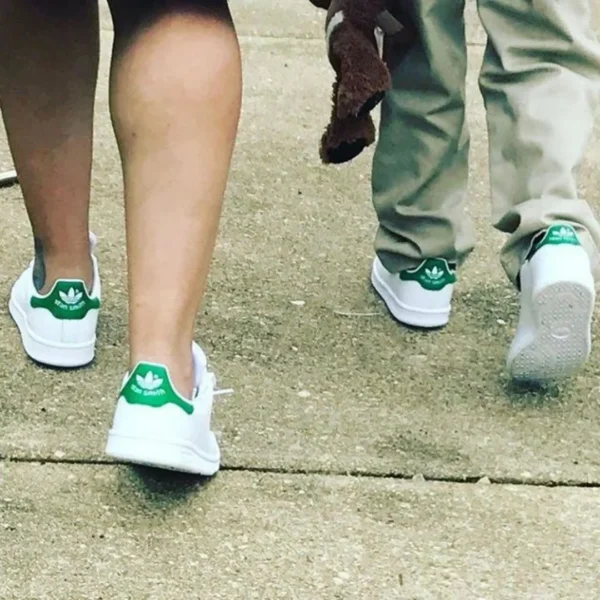Adidas Stan Smith perfectas para los que buscan estilo y comodidad. Con un ajuste impecable, una suela con agarre y un diseño versátil, las combinaciones de colores verde, negro y blanco se adaptan a cualquier ocasión. ¡Elige la elegancia atemporal con confianza en cada paso!