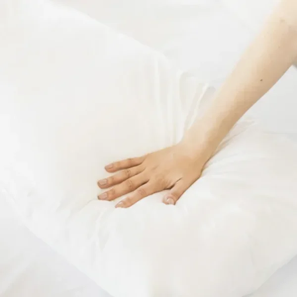 Almohada ergonómica rellena de fibra siliconada de algodón, diseñada para ofrecer un descanso confortable, fresco e higiénico. Ideal para cualquier posición al dormir. Medidas: 60x40 cm. Combo de 4 unidades por $59.900 con envío gratuito y pago contra entrega.