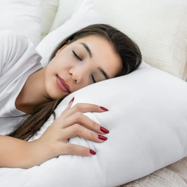 Almohada ergonómica rellena de fibra siliconada de algodón, diseñada para ofrecer un descanso confortable, fresco e higiénico. Ideal para cualquier posición al dormir. Medidas: 60x40 cm. Combo de 4 unidades por $59.900 con envío gratuito y pago contra entrega.