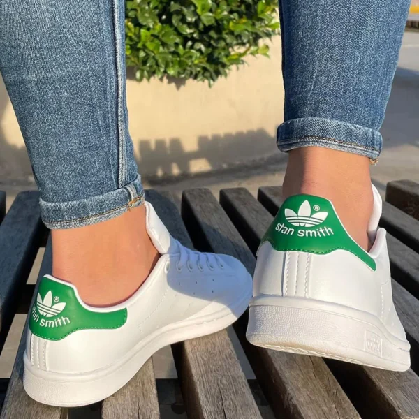 Adidas Stan Smith perfectas para los que buscan estilo y comodidad. Con un ajuste impecable, una suela con agarre y un diseño versátil, las combinaciones de colores verde, negro y blanco se adaptan a cualquier ocasión. ¡Elige la elegancia atemporal con confianza en cada paso!