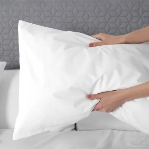 Almohada ergonómica rellena de fibra siliconada de algodón, diseñada para ofrecer un descanso confortable, fresco e higiénico. Ideal para cualquier posición al dormir. Medidas: 60x40 cm. Combo de 4 unidades por $59.900 con envío gratuito y pago contra entrega.