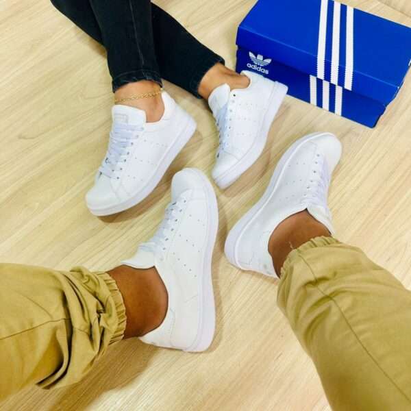 Adidas Stan Smith perfectas para los que buscan estilo y comodidad. Con un ajuste impecable, una suela con agarre y un diseño versátil, las combinaciones de colores verde, negro y blanco se adaptan a cualquier ocasión. ¡Elige la elegancia atemporal con confianza en cada paso!