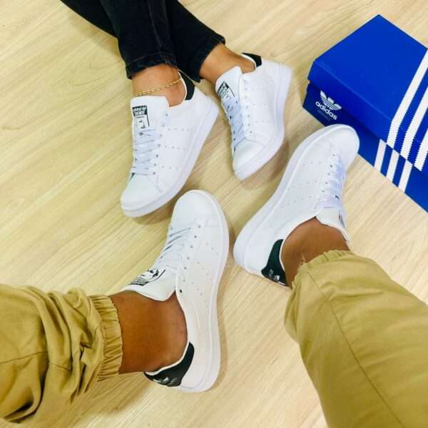 Adidas Stan Smith perfectas para los que buscan estilo y comodidad. Con un ajuste impecable, una suela con agarre y un diseño versátil, las combinaciones de colores verde, negro y blanco se adaptan a cualquier ocasión. ¡Elige la elegancia atemporal con confianza en cada paso!