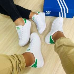 Adidas Stan Smith perfectas para los que buscan estilo y comodidad. Con un ajuste impecable, una suela con agarre y un diseño versátil, las combinaciones de colores verde, negro y blanco se adaptan a cualquier ocasión. ¡Elige la elegancia atemporal con confianza en cada paso!