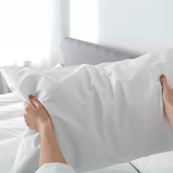 Almohada ergonómica rellena de fibra siliconada de algodón, diseñada para ofrecer un descanso confortable, fresco e higiénico. Ideal para cualquier posición al dormir. Medidas: 60x40 cm. Combo de 4 unidades por $59.900 con envío gratuito y pago contra entrega.