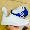 Adidas Stan Smith perfectas para los que buscan estilo y comodidad. Con un ajuste impecable, una suela con agarre y un diseño versátil, las combinaciones de colores verde, negro y blanco se adaptan a cualquier ocasión. ¡Elige la elegancia atemporal con confianza en cada paso!