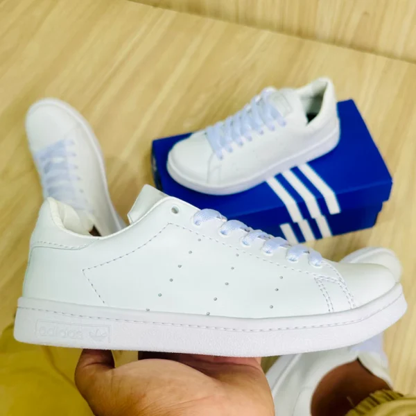 Adidas Stan Smith perfectas para los que buscan estilo y comodidad. Con un ajuste impecable, una suela con agarre y un diseño versátil, las combinaciones de colores verde, negro y blanco se adaptan a cualquier ocasión. ¡Elige la elegancia atemporal con confianza en cada paso!