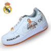 ¡Camina con la grandeza de un campeón! 🌟 Las Zap CR7 PREMIUM 👑 REAL y PORTUGAL son el tributo perfecto para los fanáticos de Cristiano Ronaldo. Inspiradas en sus momentos más épicos con el Real Madrid y la selección de Portugal, estas zapatillas combinan diseño exclusivo, comodidad incomparable y materiales premium. Disponibles en tallas de la 21 a la 43. ¡Deja huella con cada paso y siente la energía de un verdadero ícono del fútbol!