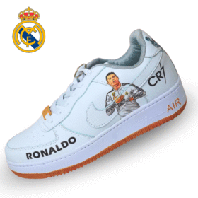 ¡Camina con la grandeza de un campeón! 🌟 Las Zap CR7 PREMIUM 👑 REAL y PORTUGAL son el tributo perfecto para los fanáticos de Cristiano Ronaldo. Inspiradas en sus momentos más épicos con el Real Madrid y la selección de Portugal, estas zapatillas combinan diseño exclusivo, comodidad incomparable y materiales premium. Disponibles en tallas de la 21 a la 43. ¡Deja huella con cada paso y siente la energía de un verdadero ícono del fútbol!