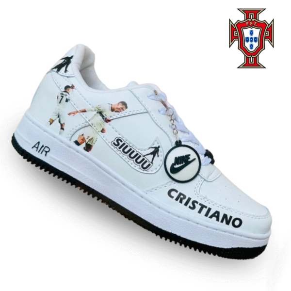 ¡Camina con la grandeza de un campeón! 🌟 Las Zap CR7 PREMIUM 👑 REAL y PORTUGAL son el tributo perfecto para los fanáticos de Cristiano Ronaldo. Inspiradas en sus momentos más épicos con el Real Madrid y la selección de Portugal, estas zapatillas combinan diseño exclusivo, comodidad incomparable y materiales premium. Disponibles en tallas de la 21 a la 43. ¡Deja huella con cada paso y siente la energía de un verdadero ícono del fútbol!