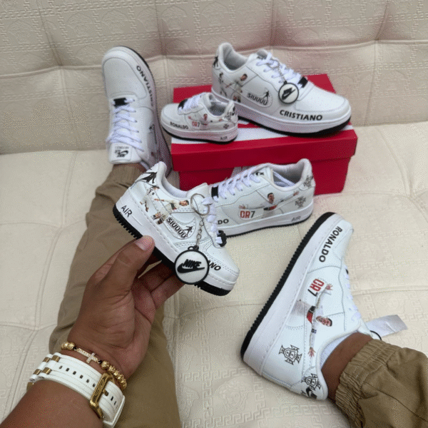 ¡Camina con la grandeza de un campeón! 🌟 Las Zap CR7 PREMIUM 👑 REAL y PORTUGAL son el tributo perfecto para los fanáticos de Cristiano Ronaldo. Inspiradas en sus momentos más épicos con el Real Madrid y la selección de Portugal, estas zapatillas combinan diseño exclusivo, comodidad incomparable y materiales premium. Disponibles en tallas de la 21 a la 43. ¡Deja huella con cada paso y siente la energía de un verdadero ícono del fútbol!