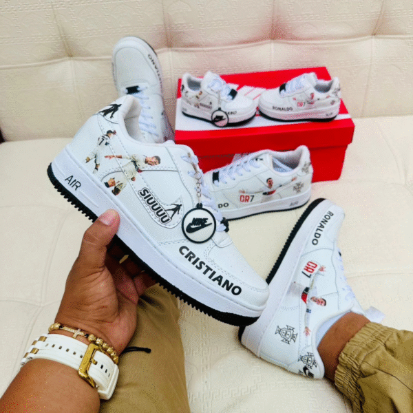 ¡Camina con la grandeza de un campeón! 🌟 Las Zap CR7 PREMIUM 👑 REAL y PORTUGAL son el tributo perfecto para los fanáticos de Cristiano Ronaldo. Inspiradas en sus momentos más épicos con el Real Madrid y la selección de Portugal, estas zapatillas combinan diseño exclusivo, comodidad incomparable y materiales premium. Disponibles en tallas de la 21 a la 43. ¡Deja huella con cada paso y siente la energía de un verdadero ícono del fútbol!