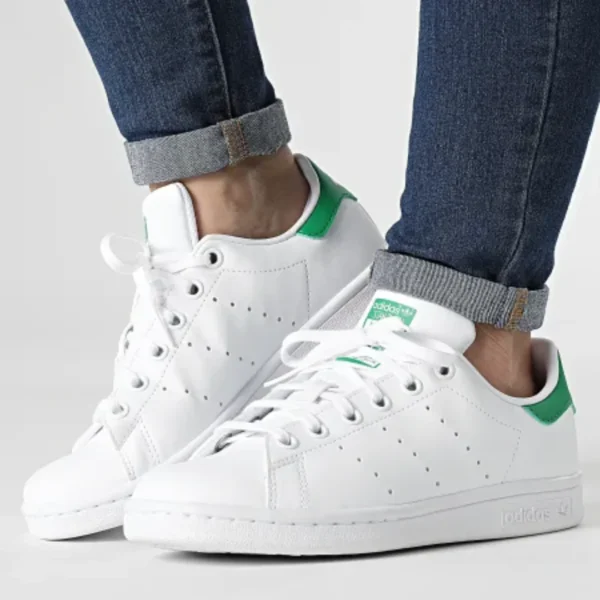 Adidas Stan Smith perfectas para los que buscan estilo y comodidad. Con un ajuste impecable, una suela con agarre y un diseño versátil, las combinaciones de colores verde, negro y blanco se adaptan a cualquier ocasión. ¡Elige la elegancia atemporal con confianza en cada paso!