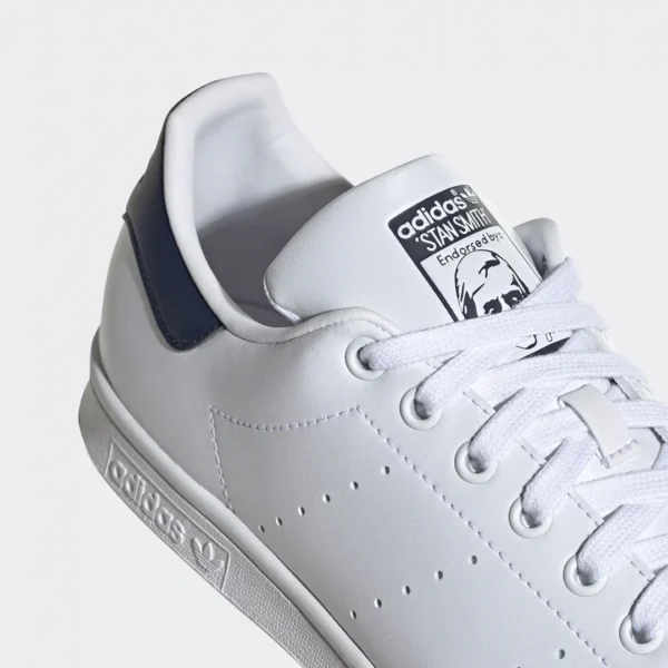 Adidas Stan Smith perfectas para los que buscan estilo y comodidad. Con un ajuste impecable, una suela con agarre y un diseño versátil, las combinaciones de colores verde, negro y blanco se adaptan a cualquier ocasión. ¡Elige la elegancia atemporal con confianza en cada paso!