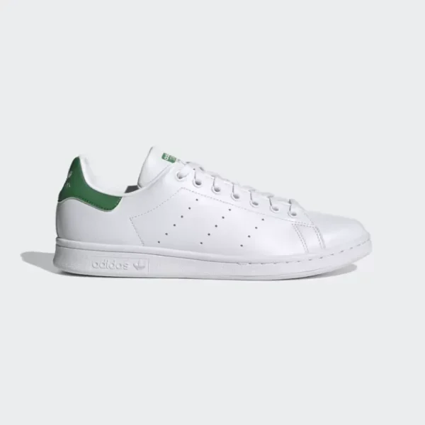 Adidas Stan Smith perfectas para los que buscan estilo y comodidad. Con un ajuste impecable, una suela con agarre y un diseño versátil, las combinaciones de colores verde, negro y blanco se adaptan a cualquier ocasión. ¡Elige la elegancia atemporal con confianza en cada paso!