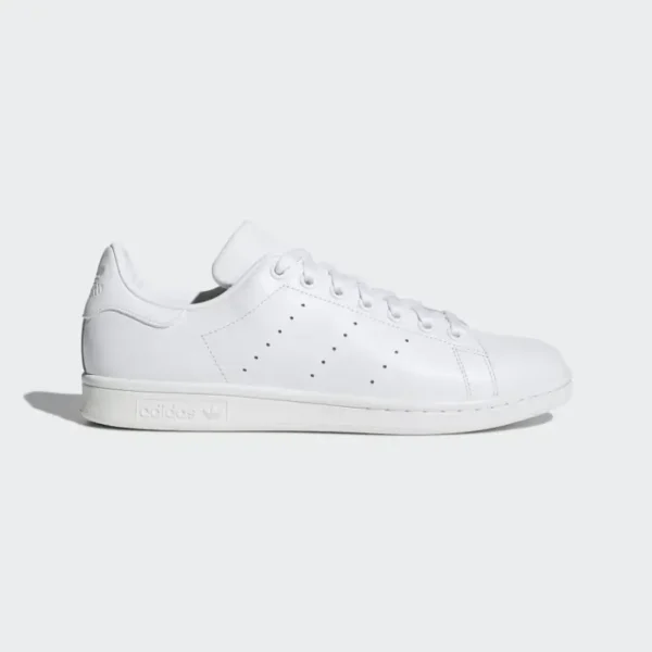 Adidas Stan Smith perfectas para los que buscan estilo y comodidad. Con un ajuste impecable, una suela con agarre y un diseño versátil, las combinaciones de colores verde, negro y blanco se adaptan a cualquier ocasión. ¡Elige la elegancia atemporal con confianza en cada paso!