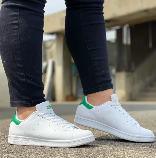 Adidas Stan Smith perfectas para los que buscan estilo y comodidad. Con un ajuste impecable, una suela con agarre y un diseño versátil, las combinaciones de colores verde, negro y blanco se adaptan a cualquier ocasión. ¡Elige la elegancia atemporal con confianza en cada paso!