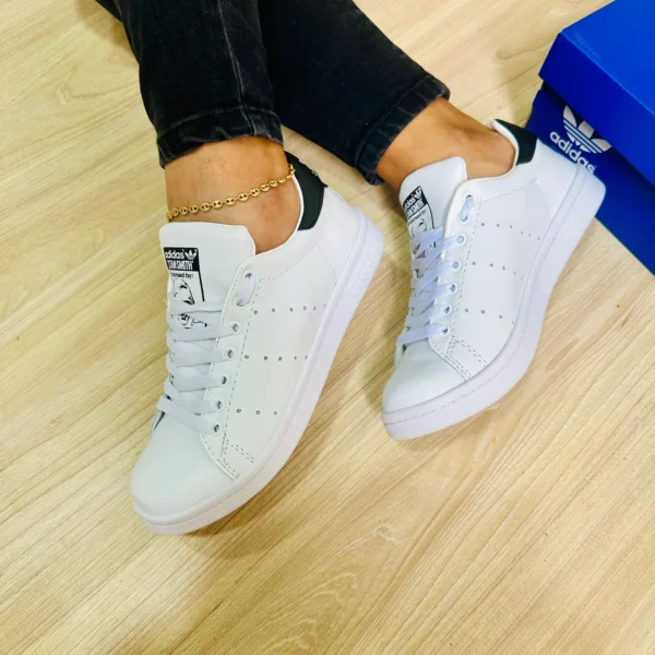 Adidas Stan Smith perfectas para los que buscan estilo y comodidad. Con un ajuste impecable, una suela con agarre y un diseño versátil, las combinaciones de colores verde, negro y blanco se adaptan a cualquier ocasión. ¡Elige la elegancia atemporal con confianza en cada paso!