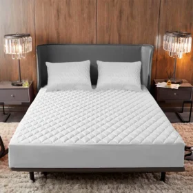 PROTECTOR DE COLCHÓN + FUNDAS Protege tu colchón con nuestro protector antifluido en microfibra, con banda de 40 cm para colchones altos y pillow-top. Su resorte perimetral lo mantiene en su lugar sin cremalleras. ¡Incluye protectores de almohada!