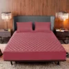 PROTECTOR DE COLCHÓN + FUNDAS Protege tu colchón con nuestro protector antifluido en microfibra, con banda de 40 cm para colchones altos y pillow-top. Su resorte perimetral lo mantiene en su lugar sin cremalleras. ¡Incluye protectores de almohada!