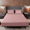 PROTECTOR DE COLCHÓN + FUNDAS Protege tu colchón con nuestro protector antifluido en microfibra, con banda de 40 cm para colchones altos y pillow-top. Su resorte perimetral lo mantiene en su lugar sin cremalleras. ¡Incluye protectores de almohada!
