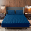 PROTECTOR DE COLCHÓN + FUNDAS Protege tu colchón con nuestro protector antifluido en microfibra, con banda de 40 cm para colchones altos y pillow-top. Su resorte perimetral lo mantiene en su lugar sin cremalleras. ¡Incluye protectores de almohada!