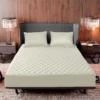 PROTECTOR DE COLCHÓN + FUNDAS Protege tu colchón con nuestro protector antifluido en microfibra, con banda de 40 cm para colchones altos y pillow-top. Su resorte perimetral lo mantiene en su lugar sin cremalleras. ¡Incluye protectores de almohada!