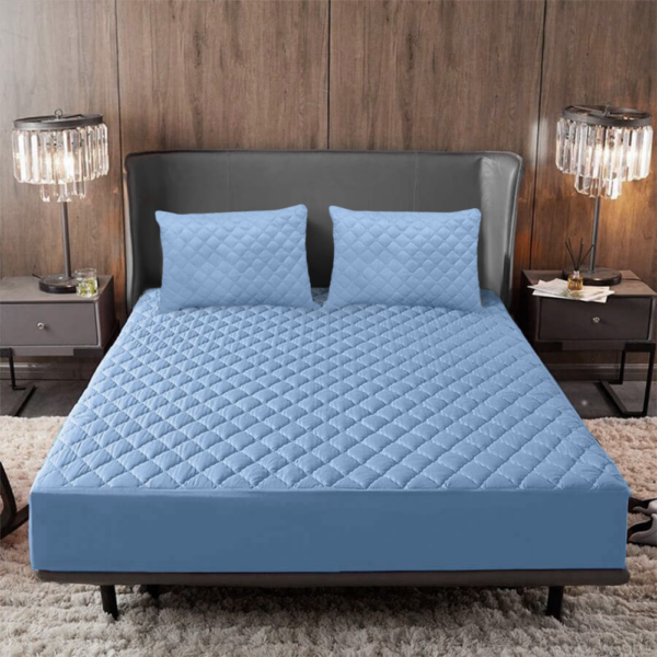 PROTECTOR DE COLCHÓN + FUNDAS Protege tu colchón con nuestro protector antifluido en microfibra, con banda de 40 cm para colchones altos y pillow-top. Su resorte perimetral lo mantiene en su lugar sin cremalleras. ¡Incluye protectores de almohada!
