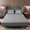 PROTECTOR DE COLCHÓN + FUNDAS Protege tu colchón con nuestro protector antifluido en microfibra, con banda de 40 cm para colchones altos y pillow-top. Su resorte perimetral lo mantiene en su lugar sin cremalleras. ¡Incluye protectores de almohada!