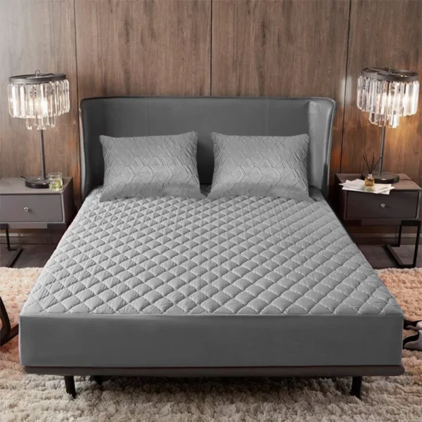 PROTECTOR DE COLCHÓN + FUNDAS Protege tu colchón con nuestro protector antifluido en microfibra, con banda de 40 cm para colchones altos y pillow-top. Su resorte perimetral lo mantiene en su lugar sin cremalleras. ¡Incluye protectores de almohada!