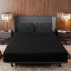 PROTECTOR DE COLCHÓN + FUNDAS Protege tu colchón con nuestro protector antifluido en microfibra, con banda de 40 cm para colchones altos y pillow-top. Su resorte perimetral lo mantiene en su lugar sin cremalleras. ¡Incluye protectores de almohada!