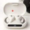 LOS AUDIFONOS MÁS RAROS JBL S200 y potentesDisfruta hasta 96 horas de música, sonido Hi-Fi con graves profundos, resistencia al agua IP7, y Bluetooth 5.3 con emparejamiento automático. Perfectos para entrenar, trabajar o relajarte, con pantalla LED y control total al alcance de tu mano.