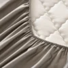 PROTECTOR DE COLCHÓN + FUNDAS Protege tu colchón con nuestro protector antifluido en microfibra, con banda de 40 cm para colchones altos y pillow-top. Su resorte perimetral lo mantiene en su lugar sin cremalleras. ¡Incluye protectores de almohada!