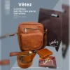 COMBO VÉLEZ DETALLE PARA CABALLERO Elegancia y distinción en un solo set. El Trío Especial Caballero Marcado Vélez incluye: carriel Leonardo (24x28x7 cm), billetera y correa 100% cuero, entregados en bolsa tula original Vélez. Disponible en 4 tonos, con 30 días de garantía.