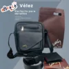 COMBO VÉLEZ DETALLE PARA CABALLERO Elegancia y distinción en un solo set. El Trío Especial Caballero Marcado Vélez incluye: carriel Leonardo (24x28x7 cm), billetera y correa 100% cuero, entregados en bolsa tula original Vélez. Disponible en 4 tonos, con 30 días de garantía.