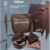 COMBO VÉLEZ DETALLE PARA CABALLERO Elegancia y distinción en un solo set. El Trío Especial Caballero Marcado Vélez incluye: carriel Leonardo (24x28x7 cm), billetera y correa 100% cuero, entregados en bolsa tula original Vélez. Disponible en 4 tonos, con 30 días de garantía.
